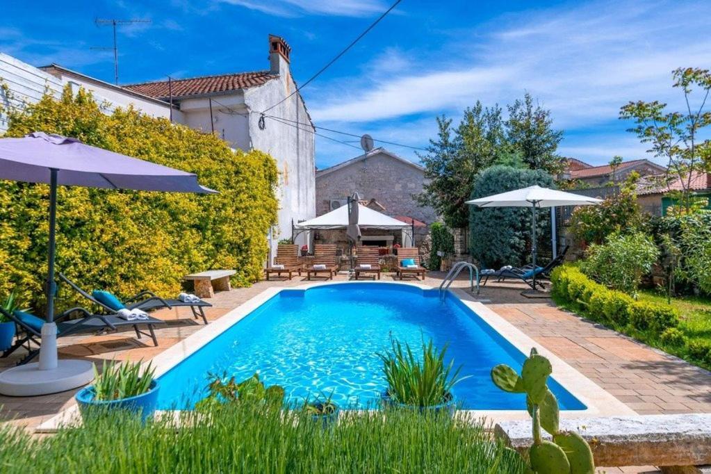 Villa Kazun With Private Pool And Two Gardens Marčana 外观 照片