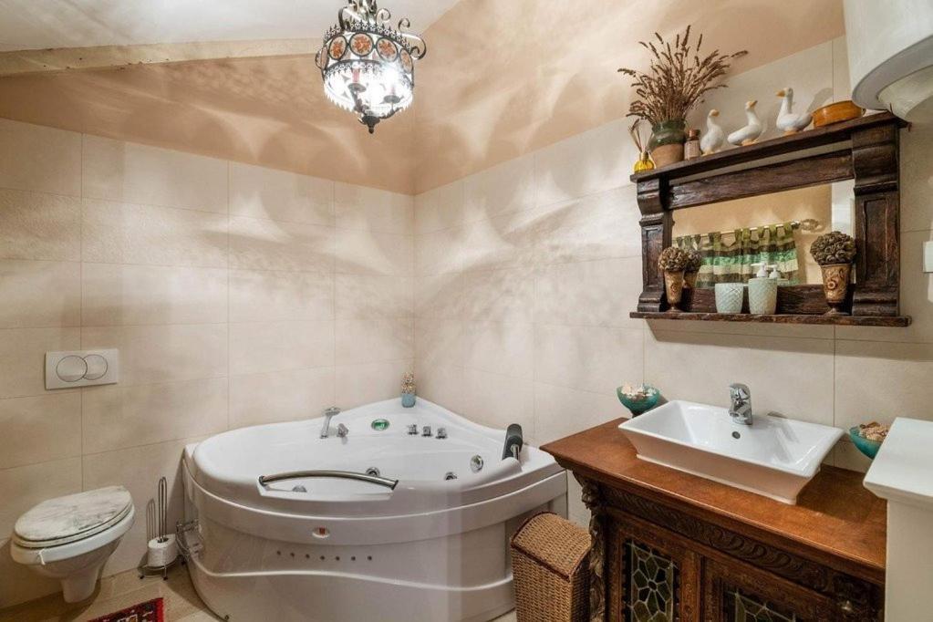 Villa Kazun With Private Pool And Two Gardens Marčana 外观 照片